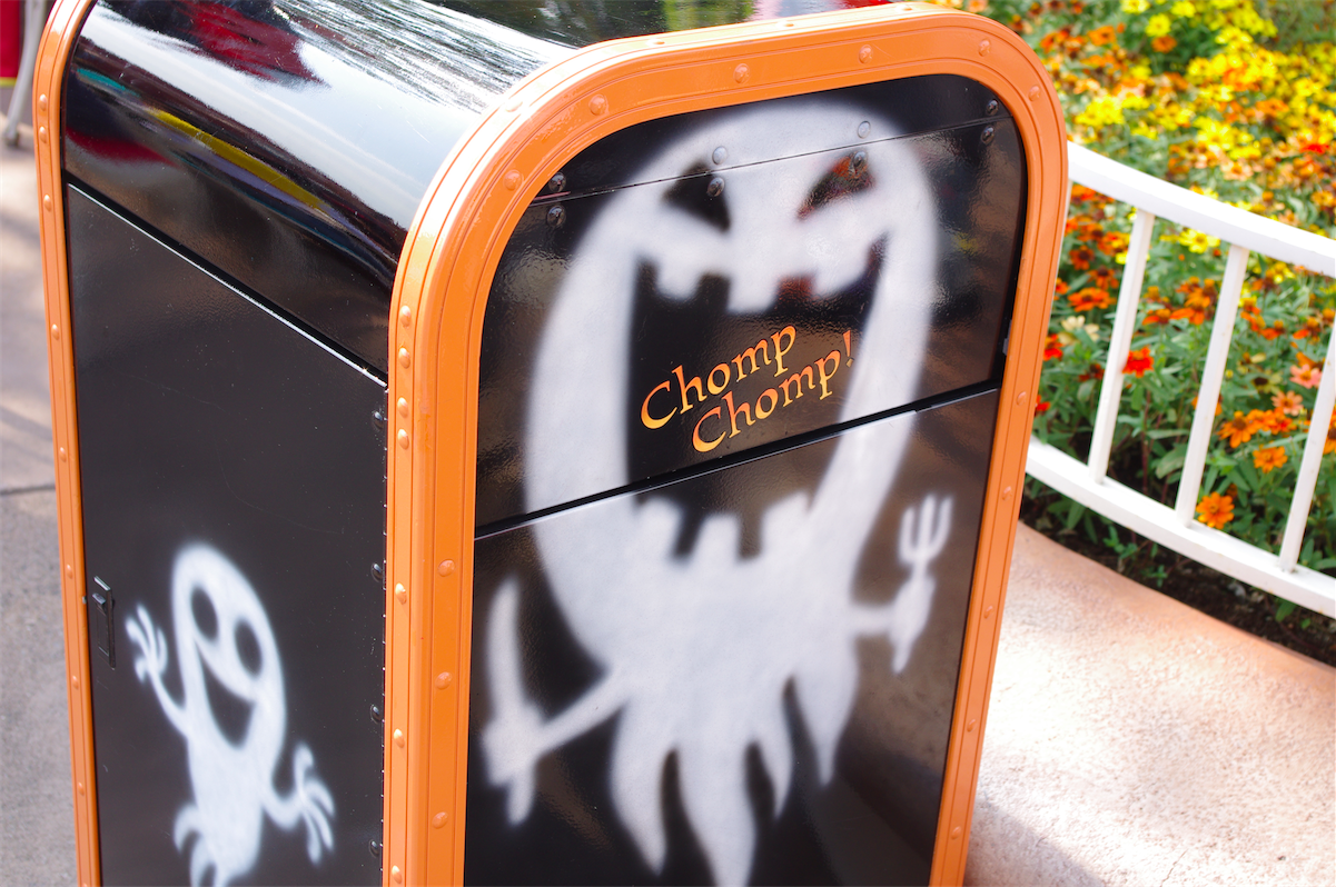 ハロウィン仕様のディズニーランドのゴミ箱