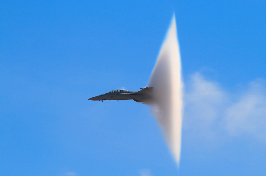 戦闘機F-18がVapor Coneを出現させる瞬間の写真