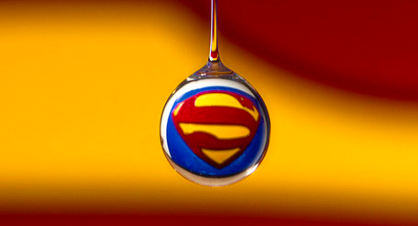水滴の中にスーパーマンのロゴを映し出すアート