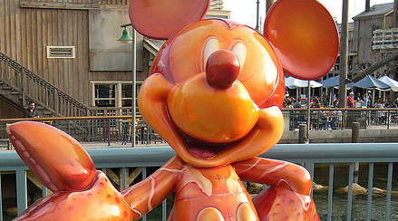 ロブスターとミッキーマウスが合体した像の写真